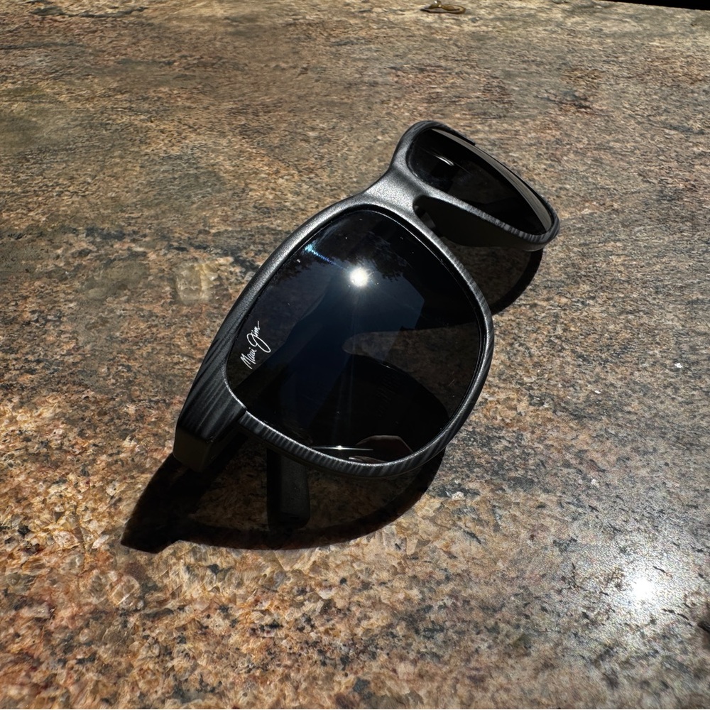Maui Jim Lele Kawa Polarized SunGlasses. Dragons Teeth grey stripe with case